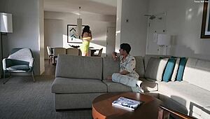 骗了我朋友的出轨妈妈，现在她在车库里操我