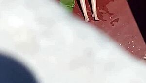 哟，偷窥火辣阿根廷邻居晒太阳！😎