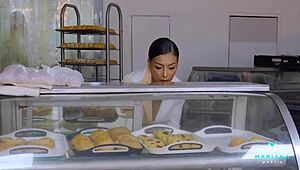 Mariana Martix和Max Betancur在烘焙后用热精液填满我的屁股