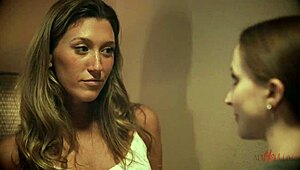 女同夫妻，想趁继母睡着偷偷做爱吗？