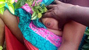 Indian beauty aunty shows off boobs in hot video