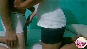 me pidieron que cuidara a mi vecinita y aprovech� para follarla!