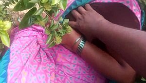 Indian beauty aunty shows off boobs in hot video