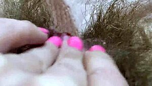 新女孩展示巨大阴蒂摩擦的极端特写。她的高潮到处滴水。