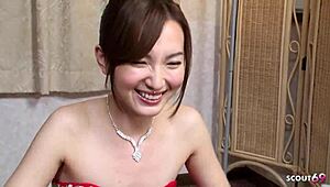 日本伴游女郎提供POV口交，无码JAV中接精在嘴里