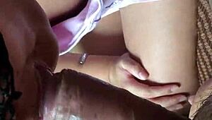 中国妻子把酸奶倒在鸡巴上舔掉。一个狂野口交故事展开。