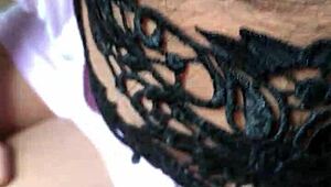 中国妻子把酸奶倒在鸡巴上舔掉。一个狂野口交故事展开。