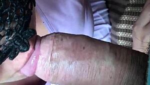 中国妻子把酸奶倒在鸡巴上舔掉。一个狂野口交故事展开。