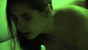 女性接待秘书在柔软韩国环境中闪耀。