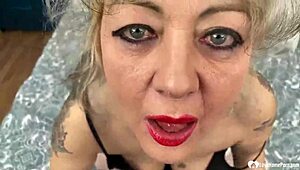 大奶老奶奶展示惊人身材在家自拍挑逗，她那些曲线仍让所有人疯狂