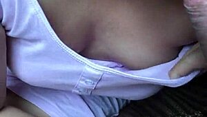 中国妻子把酸奶倒在鸡巴上舔掉。一个狂野口交故事展开。