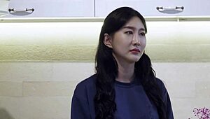 女性接待秘书在柔软韩国环境中闪耀。