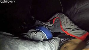 和我的丰满继妹去露营，在帐篷里夜里钻她的紧致