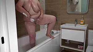 Hey, did you see that curvy milf left the bathroom door open? Let's peek at this pawg amateur.