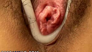 扭动亚洲18+少女女神毛逼玩多玩具