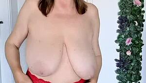 时髦奶奶玛利亚老展示红色丝袜中的巨乳