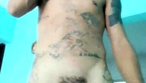 Magrinho mostrando seu bom brinquedo na sala de casa