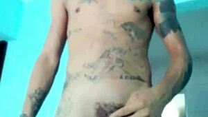 Magrinho mostrando seu bom brinquedo na sala de casa