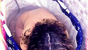 En La Ba�era Cachonda Como Siempre Amysexxxjuguetona Se Da Con El Chorizo Mientras Gime Como Una Perra Porque La Vecina La Est� Escuchando