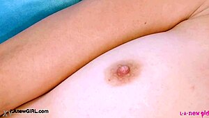 迷人棕发美女娇小POV秀性感身材