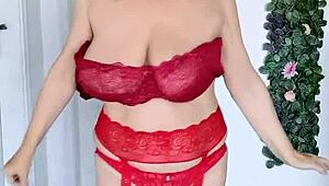 时髦奶奶玛利亚老展示红色丝袜中的巨乳