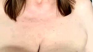 时髦奶奶玛利亚老展示红色丝袜中的巨乳