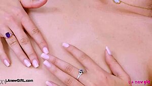 迷人棕发美女娇小POV秀性感身材