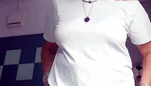 Oma, uh, neukt harige kut met, ya know