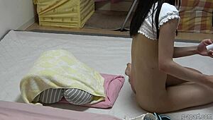 小巧18岁日本女孩用假阳具疯狂，在网络摄像头达到高潮！😍