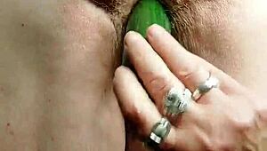 Oma, uh, neukt harige kut met, ya know