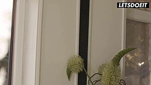 继姐妹Clara Mia和Lottie Magne泳池边疯狂舔