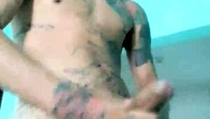 Magrinho mostrando seu bom brinquedo na sala de casa