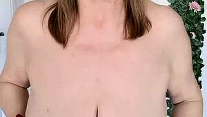 时髦奶奶玛利亚老展示红色丝袜中的巨乳