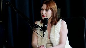 蕾女王，难道避免振动器而取悦偷窥者穿透明红色不是很狂野吗？