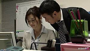 日本蕾丝办公室女孩诱惑同事进行狂野无码JAV后入骑乘