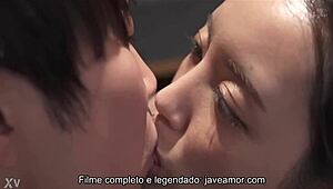 Kanna Misaki在亲密家族课程中教处男弟弟接吻。