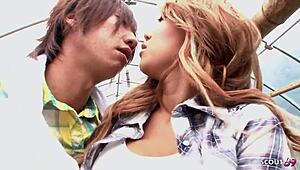 日本美女 这个晒黑小巧少女被同学骗到户外生子内射 全无码JAV色情以传教士姿势展开