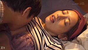 Kanna Misaki在亲密家族课程中教处男弟弟接吻。