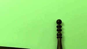 靠我忍不住猛抠骚逼停不下来