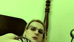 靠我忍不住猛抠骚逼停不下来