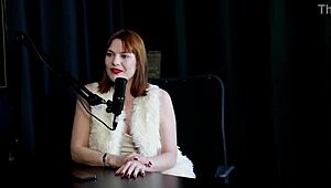 蕾女王，难道避免振动器而取悦偷窥者穿透明红色不是很狂野吗？