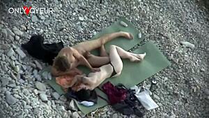 海滩偷窥看业余妹子女上位骑乘狂射