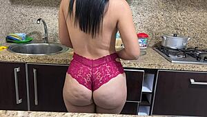 Mi hijastro tuvo una ereccion cuando vio mi culo en la cocina y no se quiere ir - mi hermosa madrastra cocinando en bikini