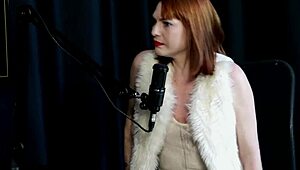 蕾女王，难道避免振动器而取悦偷窥者穿透明红色不是很狂野吗？