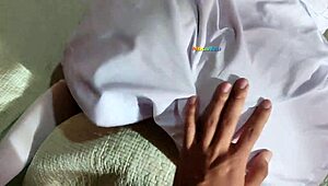 Ay mi amor, despacio? Es mi primera vez siendo follada en uniforme escolar en La Paz Bolivia.