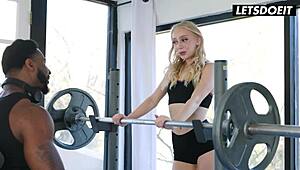 肮脏荡妇Braylin Bailey阴道被BBC拉伸哇！😲