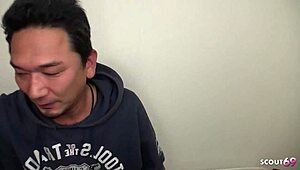 小巧亚洲按摩妹长乳头被老男人骗粗暴性交骑大鸡巴