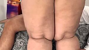 我的拉丁熟女跪下急切吸我的鸡巴