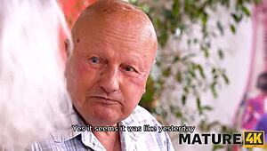Mature4K剧情，老头失败，所以妻子勾引帅气侍者！😘