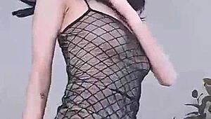 koreana novinha does a solo show, teasing with every slow move